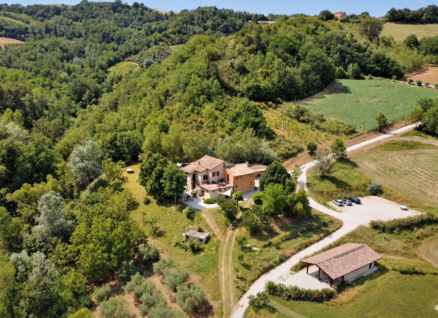 Il casale di Sopra e Sotto tra alberi e colline, visto dall’alto