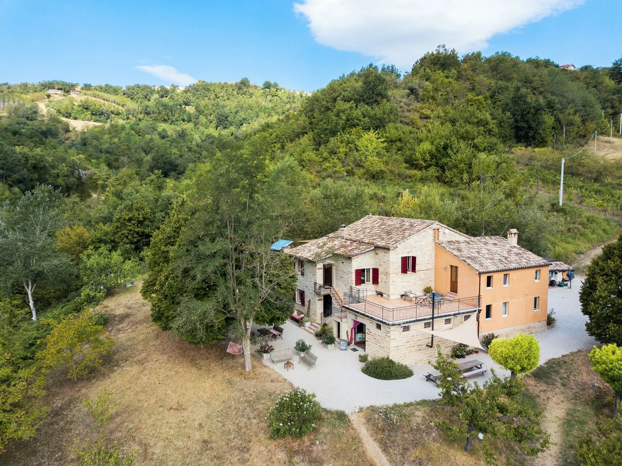 Das italienische Landhaus von Sopra e Sotto, umgeben von den grünen Hügeln der Marken